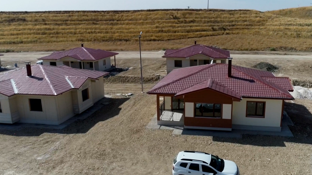 Bakan Mehmet Özhaseki: “Deprem bölgesinde köy evleri hafif çelikten yapılacak.”