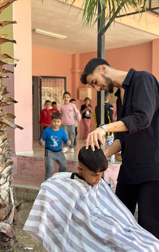 Kozanlı berber öğrencileri ücretsiz tıraş etti