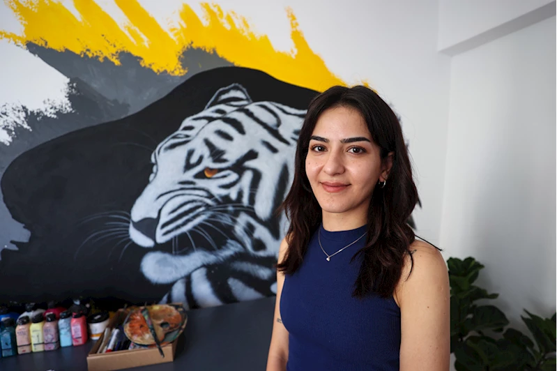 Hobi olarak başladığı grafitiyle mekanları renklendiriyor