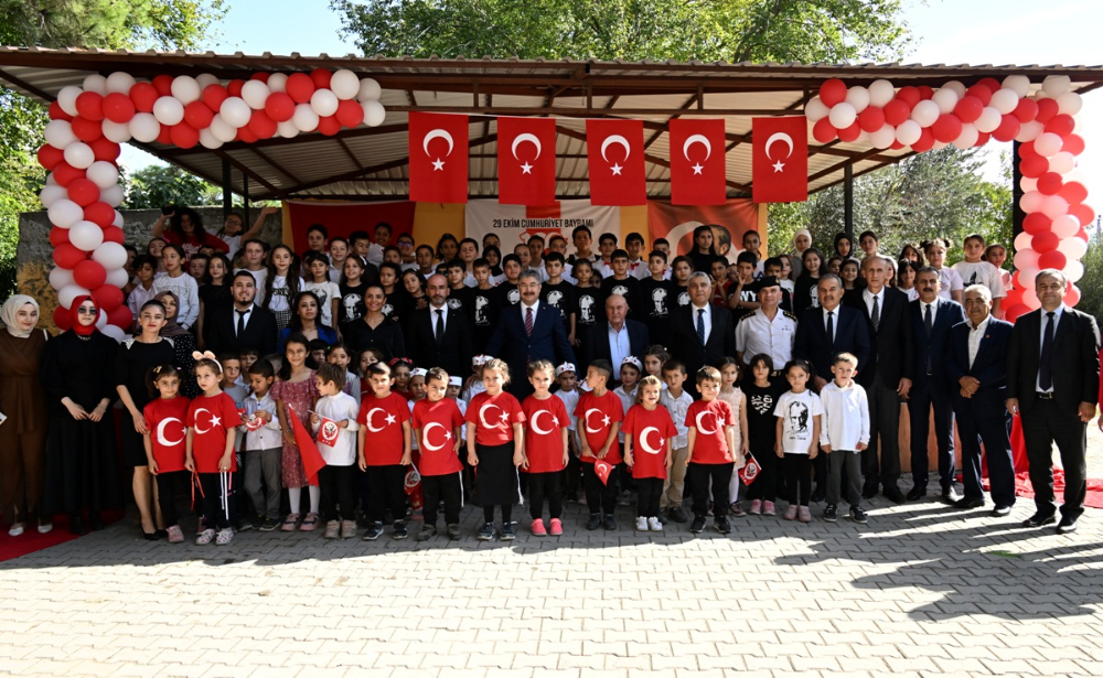 Osmaniye’de köy okulu öğrencileri, Cumhuriyet’in 100. Yılını kutladı