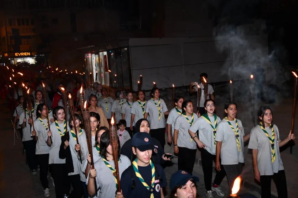 Osmaniye’de Cumhuriyet’in 100’üncü Yılına Özel Fener Alayı Düzenlendi