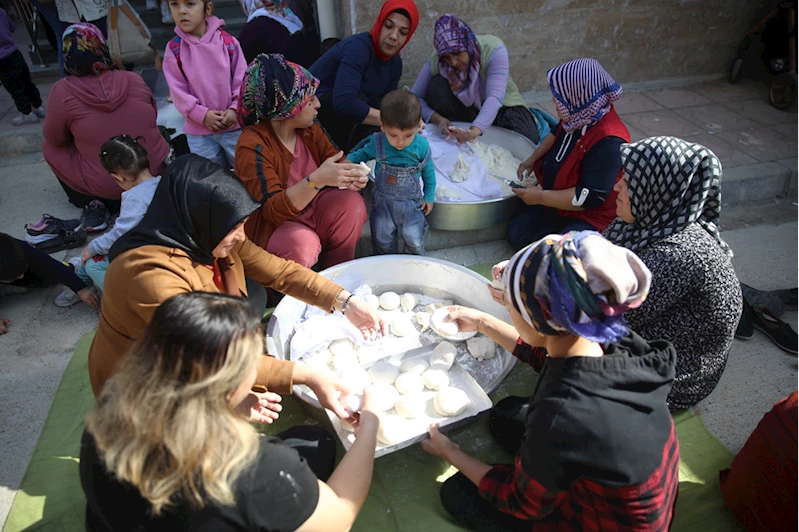 Depremin merkez üssünde kadınlar, pişirdikleri bazlamanın gelirini Gazze
