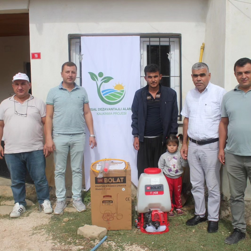 Çiftçilere motorlu sırt pülverizatörü desteği