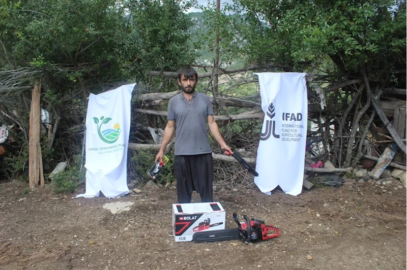 Osmaniye’de çiftçilere budama ekipmanları dağıtıldı