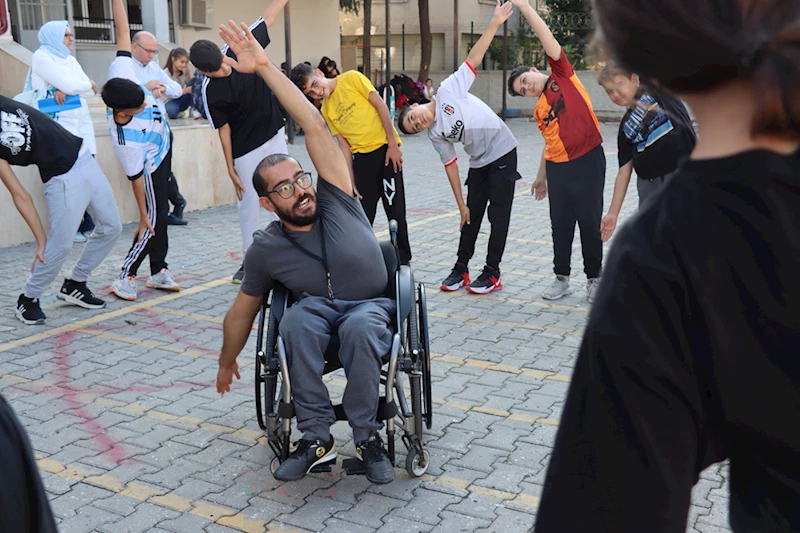 Tekerlekli sandalyedeki milli sporcu azmiyle beden eğitimi öğretmeni oldu