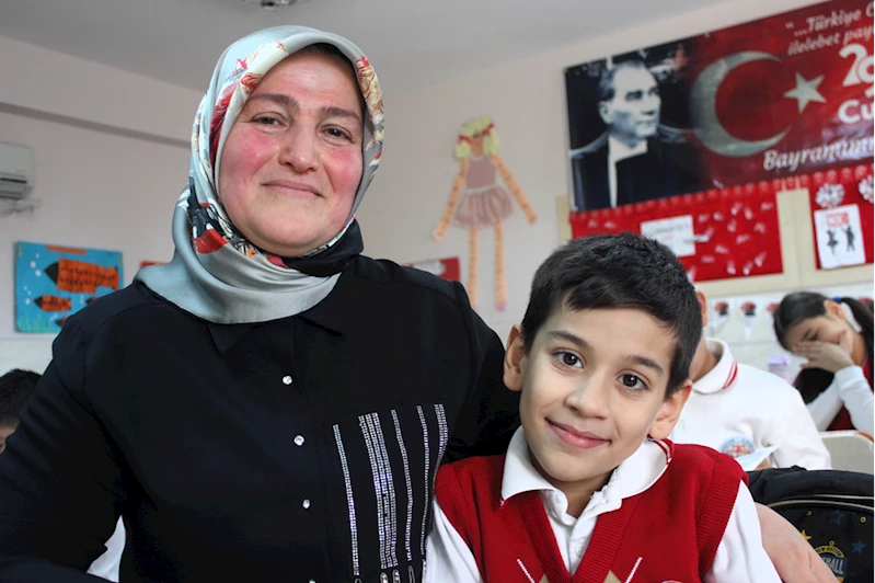 Otizmli Aytekin, öğretmen sevgisiyle hayata bağlandı