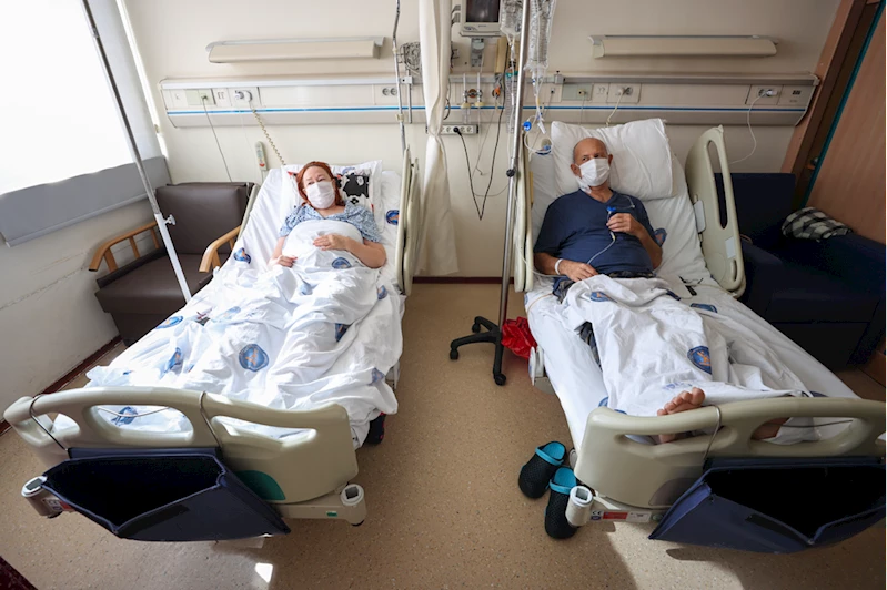 Lisede aynı sırayı paylaştığı 43 yıllık eşinin böbreği ile hayata tutundu 