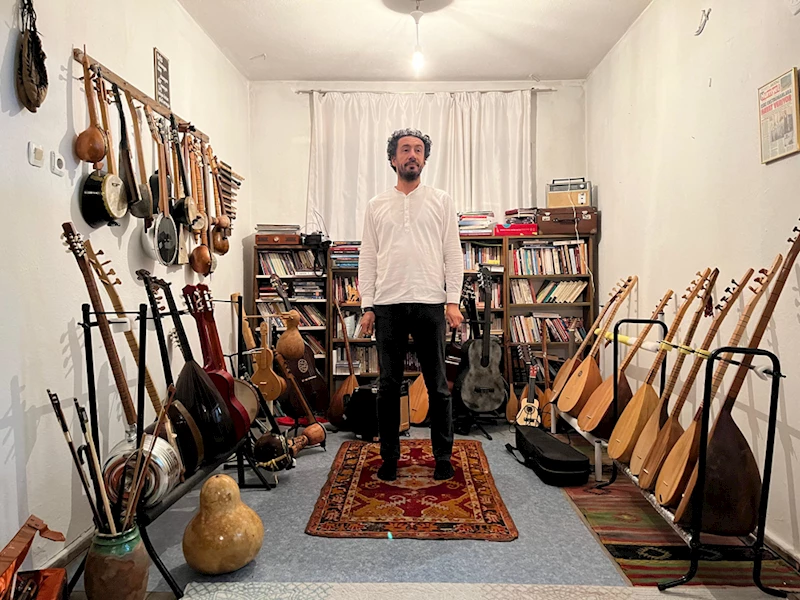 Burdurlu öğretmen şekerliği kemaneye, tencereyi cümbüşe dönüştürüyor