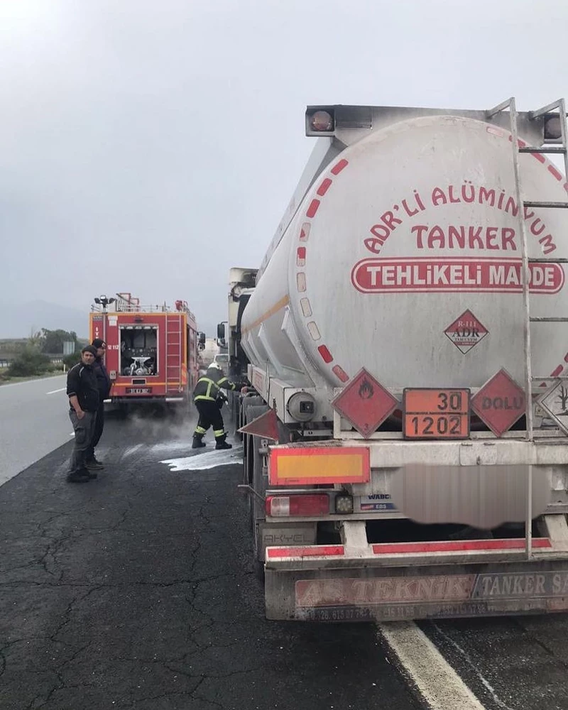 Hatay’da tankerin lastiğinde çıkan yangın söndürüldü 