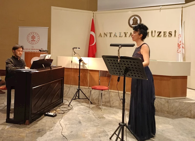 Antalya Devlet Opera ve Balesi sanatçıları 