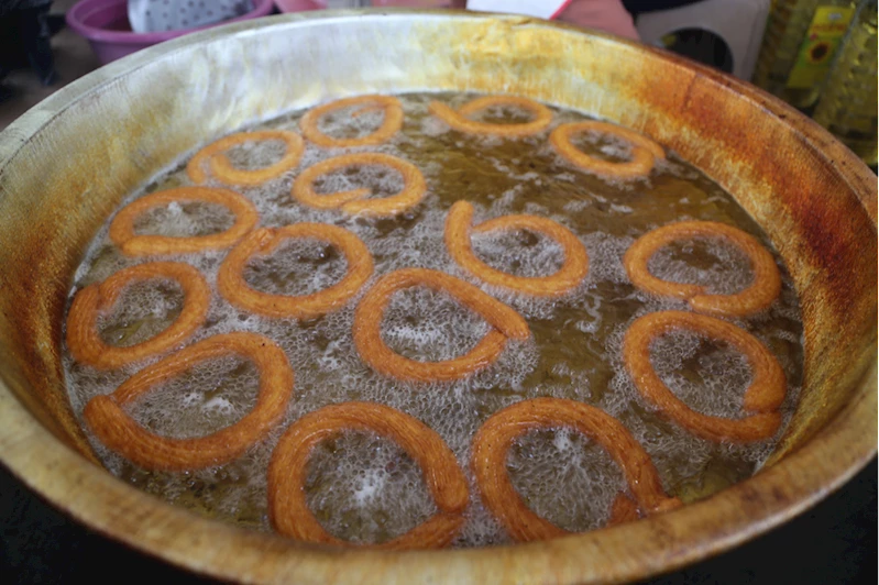  Depremzede gelin ve görümce hem ağızları tatlandırıyor hem gelir elde ediyor