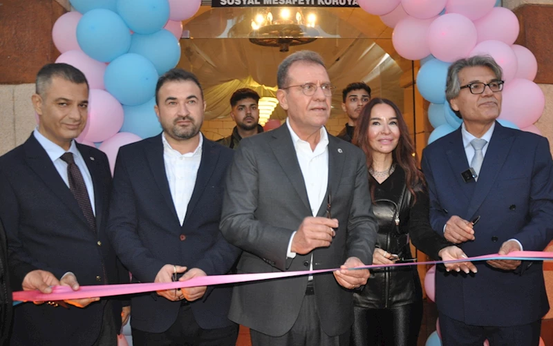 Doğumunu gerçekleştirdiği 2 bin 500 çocuğun ilk ayakkabılarını sergiledi 