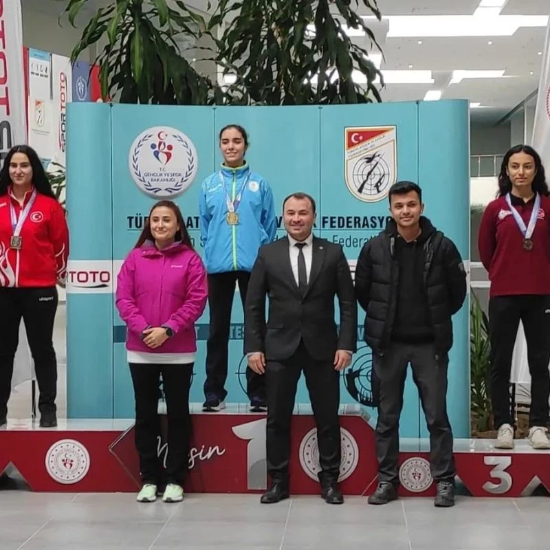 Kütahya Gençlik ve Spor İl Müdürlüğü Havalı Tüfek Genç Bayanlar Takımı Türkiye birincisi
