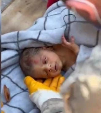 20 günlük bebek avucunda annesinin saçları ile enkazdan çıkarıldı