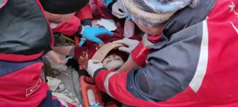 Zonguldak UMKE ekibi 109 saat sonra iki küçük çocuğu enkazdan kurtardı
