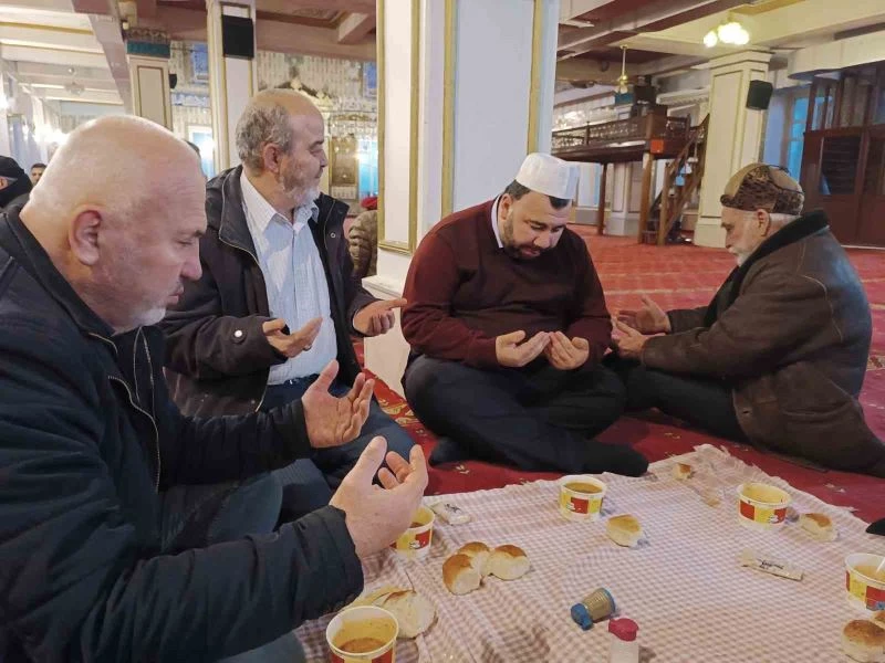 Her cuma sabahı namazından sonra cemaate çorba ikram ediliyor
