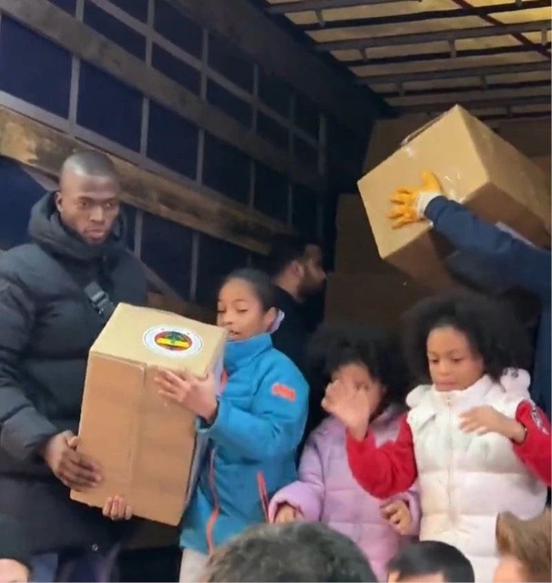 Enner Valencia, yardım çalışmalarına ailesiyle beraber destek verdi
