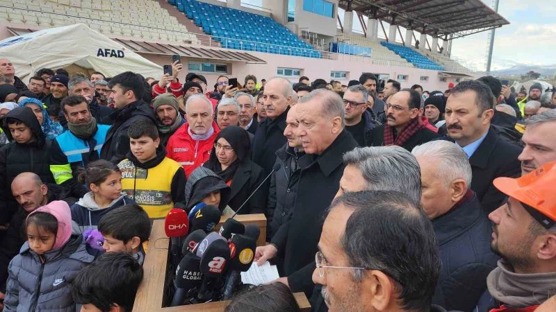 Cumhurbaşkanı Erdoğan, depremde can kaybı sayısının 18 bin 991’e yükseldiğini açıkladı.
