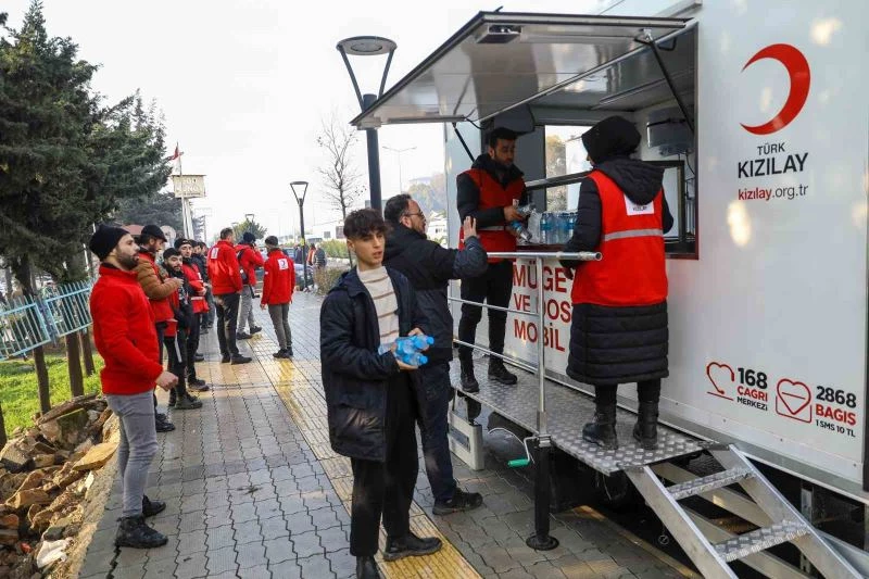 Kızılay afet bölgelerinde beslenme hizmetlerini sürdürüyor

