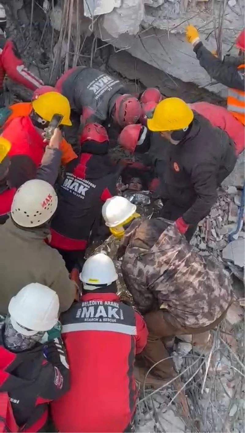 Küçük Fatma, 104 saat sonra enkazdan kurtarıldı

