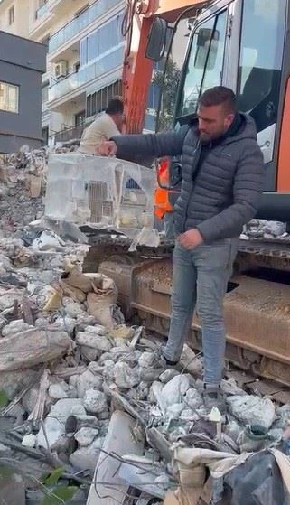 Yüzyılın felaketinde enkaz altından 6 kafes kanarya çıkardılar