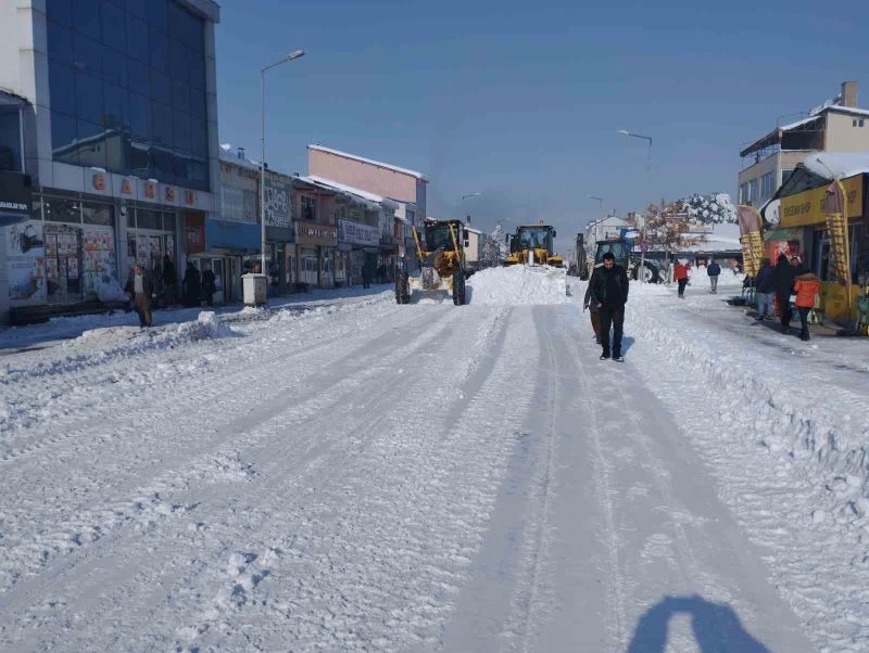 Varto’nun cadde ve sokaklarında biriken kar kütleleri ilçe dışına taşınıyor
