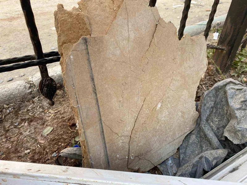 Kahramanmaraş’ta enkazda “Ben ölürsem kalanlar okusun” yazılı tahta parçası bulundu
