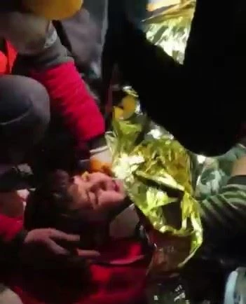 Enkazdan sağ çıkartılan minik Yiğit, korku dolu 161 saatin nasıl geçtiğini anlattı