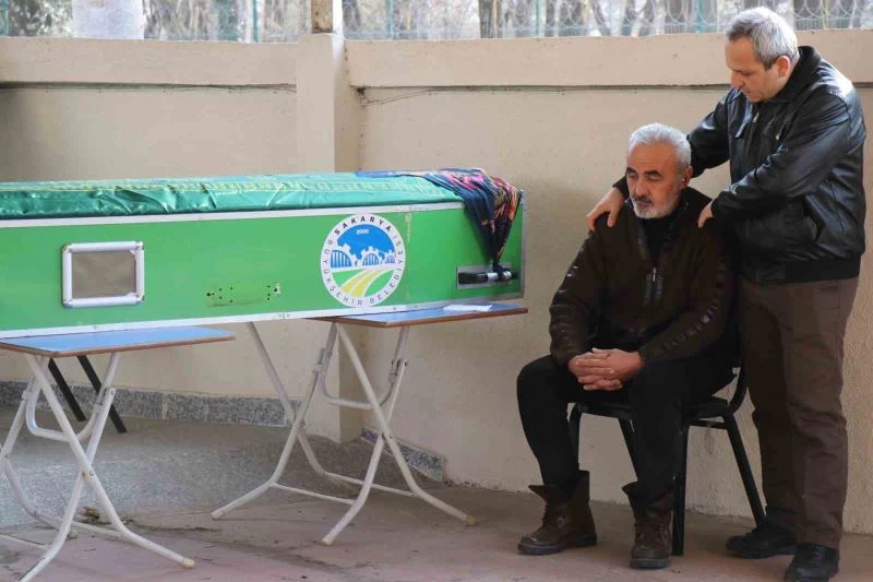 Depremde hayatını kaybeden aynı aileden 3 kişi Sakarya’da defnedildi
