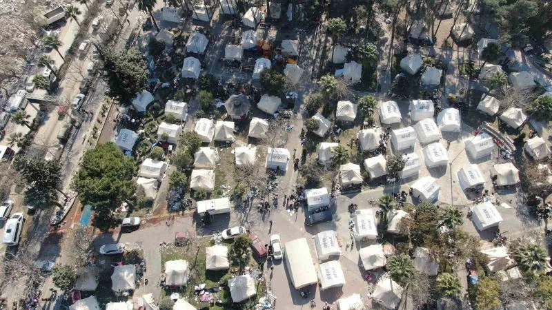 Hatay’daki depremzedeler kurulan çadır kentlerde yaşamını tutunuyor
