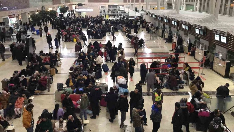 Depremzedeler Elazığ Havalimanı’na akın etti, adım atacak yer kalmadı
