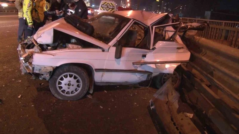 Ataşehir’de iki araç duraklama yapan otomobile çarptı: 4 yaralı
