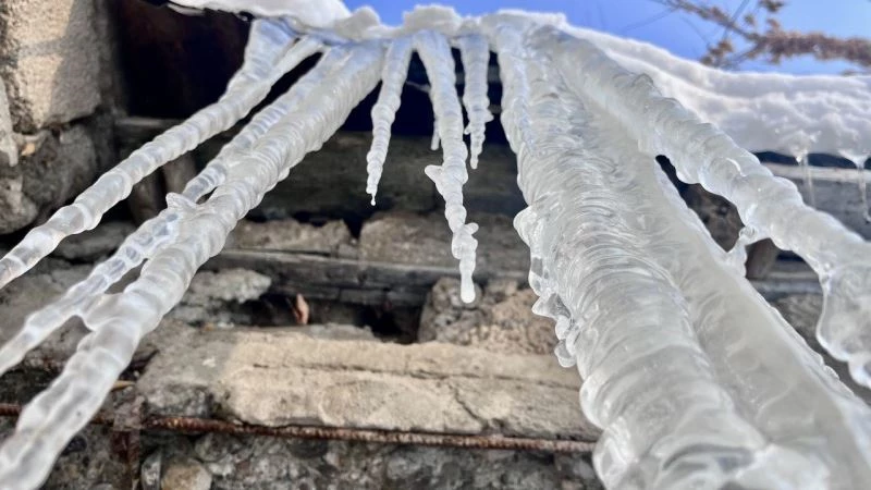 Ağrı’da dev buz sarkıtları oluştu
