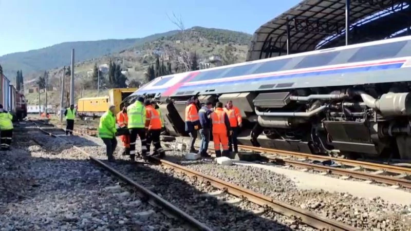 Depremin devirdiği trenler kaldırılıyor
