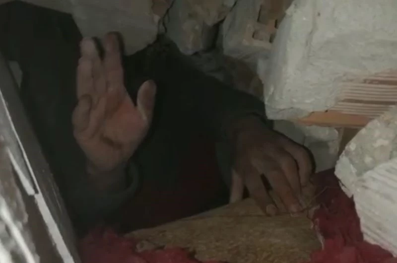 Umudun adı Hatay oldu, baba ile kızı enkaz altından ekiplere el salladı
