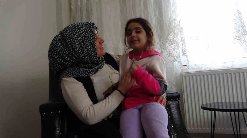 Depremde annesini kaybeden 6 yaşındaki Naz’ın teyzesine ‘anne’ diye seslenmesi yürekleri sızlattı
