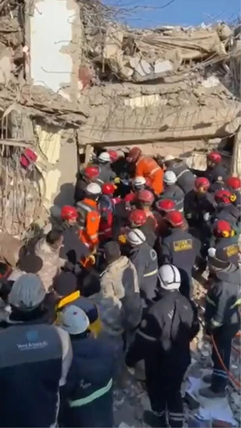 Gölcük Tersane Komutanlığı personeli iki genci enkazdan sağ çıkardı
