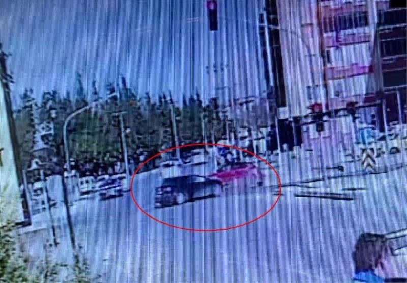 Kırmızı ışık ihlalinin kazayla sonuçlandığı anlar kamerada: 2 yaralı
