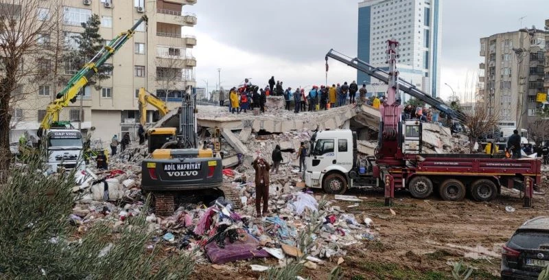 Deprem soruşturmasında gözaltı kararı verilen 14 kişiden 3’ü enkaz altında kalarak öldü
