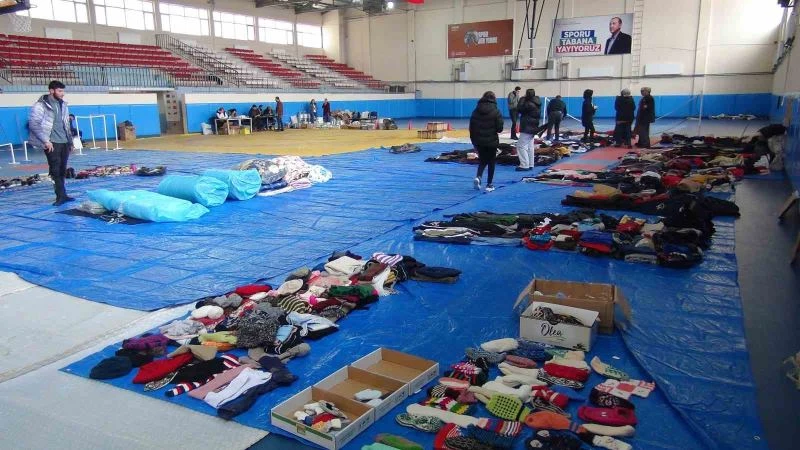 Kapalı spor salonu depremzedeler için ‘Sosyal Markete’ dönüştürüldü
