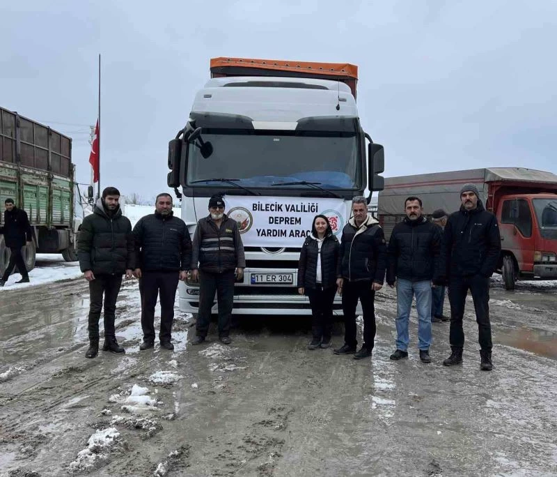 Deprem bölgesindeki sokak ve besi hayvanların yem ihtiyacı da unutulmadı
