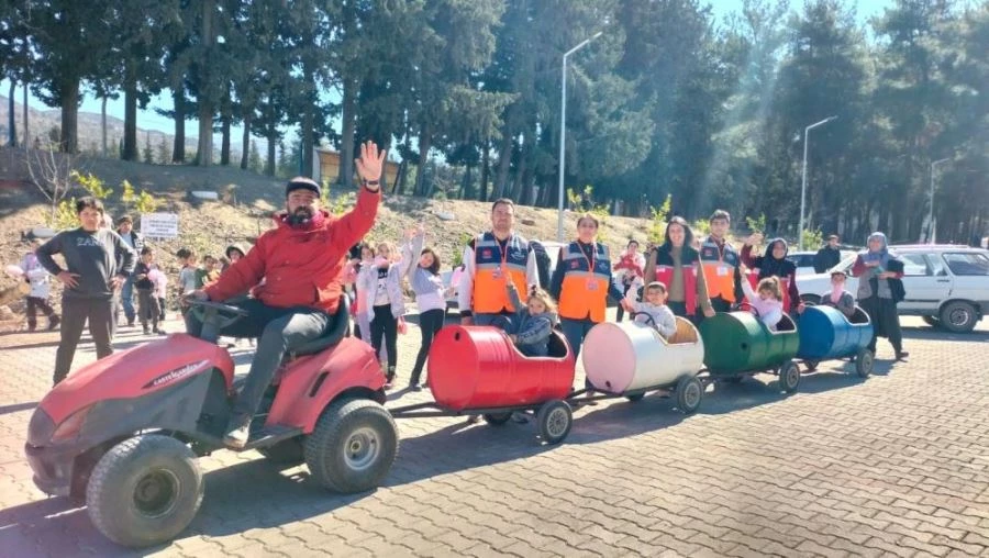 Depremden etkilenen çocukların yüzünü varillerden yaptığı tırtıl ile güldürdü