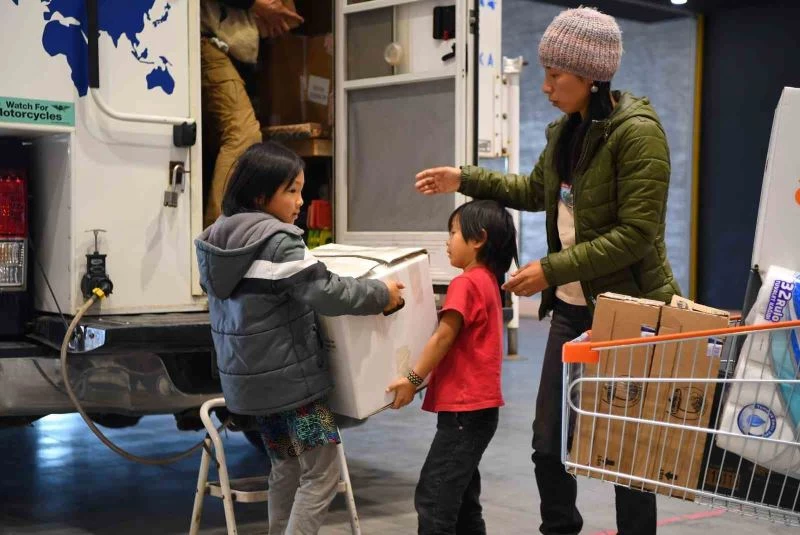 Japon aileden depremzedelere yardım
