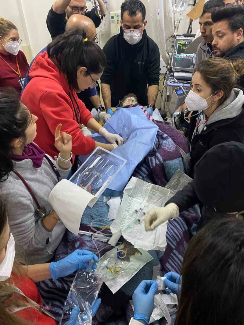 Hatay’da 10 yaşındaki Osman depremin 260’ıncı saatinde enkazdan sağ olarak kurtarıldı
