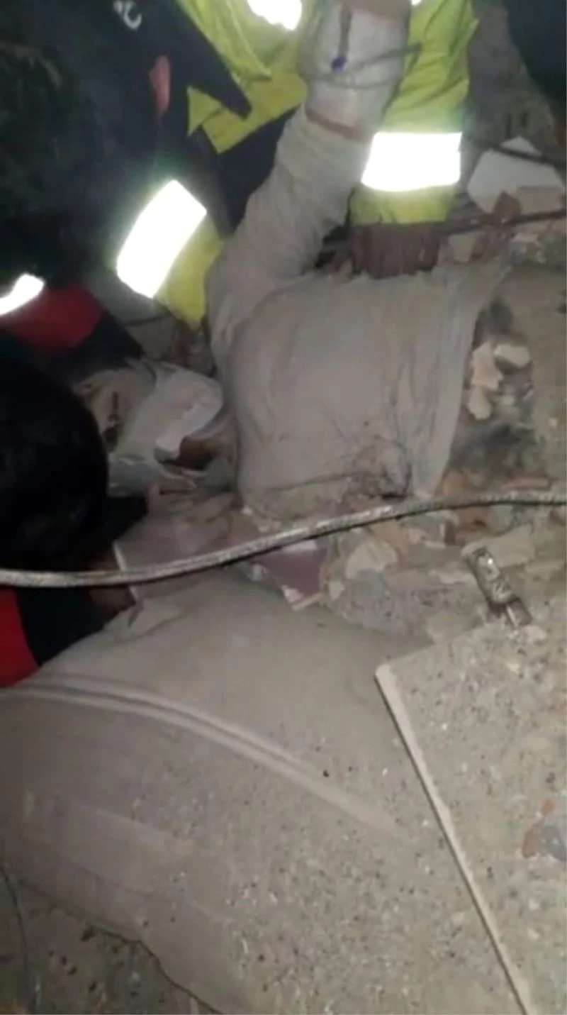  Depremin 258’inci saatinde kurtarılan Neslihan Kılınç’ın enkaz altındaki ilk görüntüsüne İHA ulaşıldı
