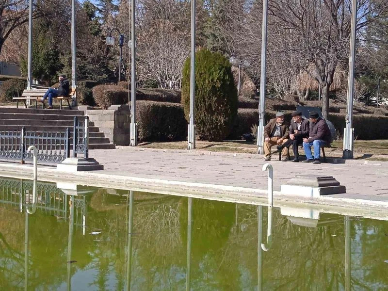 Afyonkarahisar’da vatandaşlar sıcak havanın tadını çıkardı
