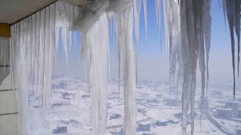 Yüksekova’da çatılardaki buz sarkıtları 4 metreyi buldu
