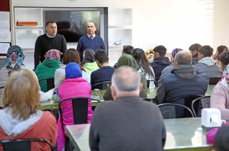 Başkan Yücel, belediyenin yurdunda kalan depremzedeleri ziyaret etti
