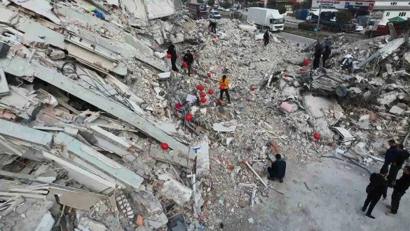 Depremde hayatını kaybeden çocuklar için enkazları balonla süslediler
