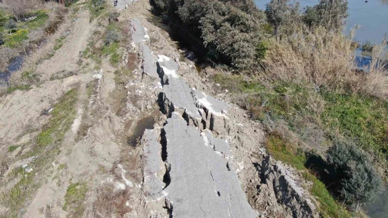 Hatay’da korkutucu görüntüler: 3 kilometrelik yol önce yarıldı sonra çöktü
